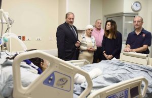 Da esquerda: Rabino Yechiel Eckstein, Presidente, IFCJ; mãe de uma vítima do terror; Prof. Avi Rivkind, chefe da Divisão de Medicina de Emergência; irmã de uma vítima do terror; e Prof. Van Herden, chefe de UTIs.