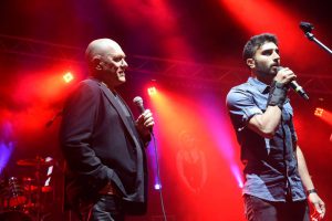 Dueto: Soldado Israelense Chaim Levtov, recuperado, executando um dueto com Shlomi Shabat